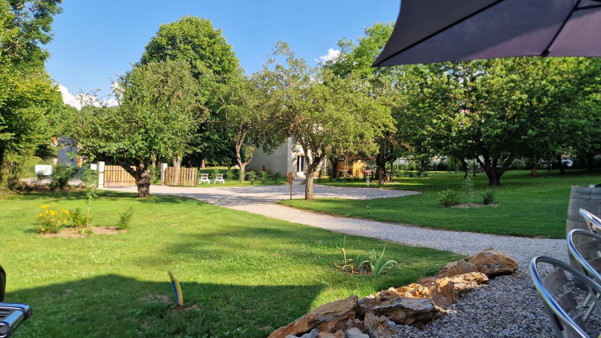 Gite L'Enclos O Rendez-Vous Roquefeuil-Pays De Sault- Avec Jardin Exterior photo